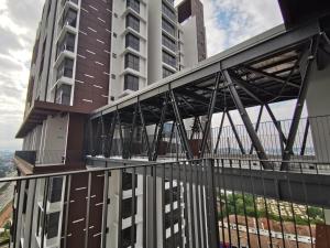 Astetica Residences 200mbps Wifi Netflix的阳台或露台