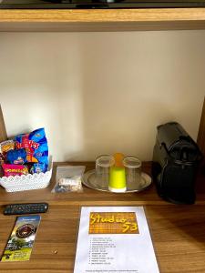 STUDIO 53 في ديامانتينا: طاولة مع حقيبة وبعض الطعام والمشروبات