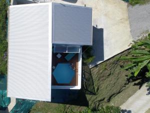 una vista aérea de una casa con techo en Villas Smoothie Papaya en Le François
