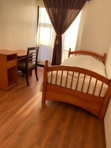 a bedroom with a bed and a desk and a table at Departamento con 6 habitaciones! sector sur in Antofagasta