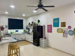 En TV eller et underholdningssystem på Qaseh Guest House - for Malay only