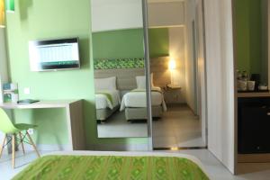 Postel nebo postele na pokoji v ubytování KHAS Makassar Hotel