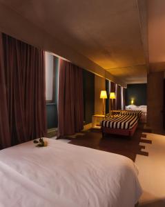 Un pat sau paturi într-o cameră la Hotel Locanda del Benaco