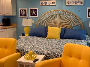 Ένα ή περισσότερα κρεβάτια σε δωμάτιο στο 3Gulls Inn Ozona-Boutique Hotel-Steps from Restaurants & Brewery-SwimSpa Pool-Pet Friendly