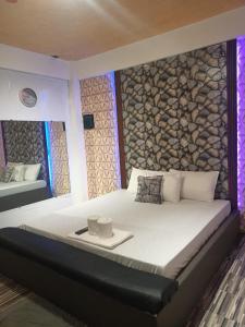 Postel nebo postele na pokoji v ubytování DJCI Apartelle Walk to Robinson & NE Pacific Mall 3 Min to SM Cabanatuan