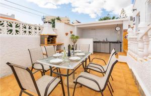 サン・ミゲル・デ・サリーナスにあるStunning Home In San Miguel De Salinas With Kitchenのパティオ(テーブル、椅子付)、