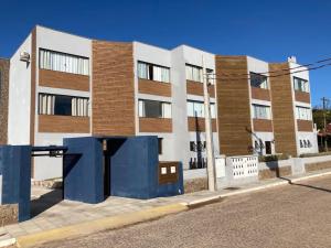 un edificio al lado de una calle en Residence Farol - Loft 219, en Laguna