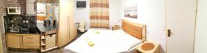 Kleines Zimmer mit einem Bett im Bad in der Unterkunft Cesar's Pension in Föhrenhain
