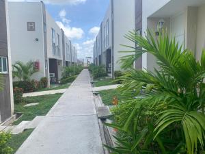 ein leerer Gehweg zwischen zwei Gebäuden mit Pflanzen in der Unterkunft Girardot - Via Ricaurte Casa de dos pisos - Colombia in Girardot