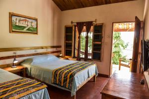 Gulta vai gultas numurā naktsmītnē Hotel and Restaurant Guancascos