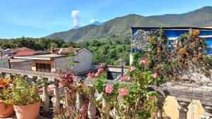 desde un balcón con flores y montañas en Casa Quetzalli, La Recolección en Antigua Guatemala