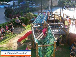 un groupe de personnes jouant sur une aire de jeux dans l'établissement Prime Loft Santos à meio quarteirão da praia., à Santos