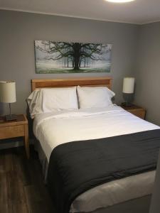 AltonaにあるAltona Hotelのベッドルーム1室(大型ベッド1台、テーブル上のランプ2つ付)