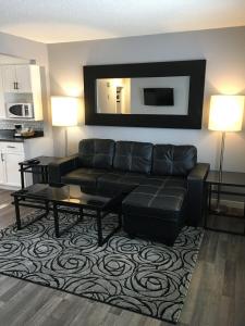 uma sala de estar com um sofá preto e uma mesa em Altona Hotel em Altona
