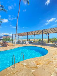 una piscina con vistas al océano en Pousada e Restaurante Sombra dos Coqueiros en Trairi