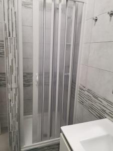 W łazience znajduje się prysznic i umywalka. w obiekcie BED&FLY NEAR AIRPORT FONTANAROSSA reception h24 w Katanii