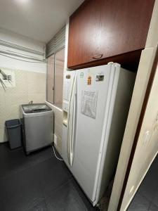 uma pequena cozinha com um frigorífico e um lavatório em Apartamento vacacional Vallesue en Flandes, Tolima em Flandes