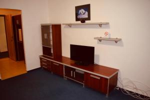 Televízia a/alebo spoločenská miestnosť v ubytovaní LC - Hotel Ostrava