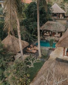 Bazén v ubytování The Ubud Village Resort & Spa nebo v jeho okolí