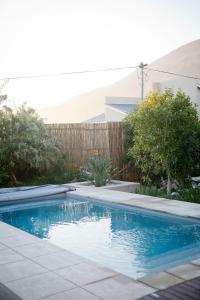 una piscina in un cortile accanto a una recinzione di Villa Del Mar a Clareport
