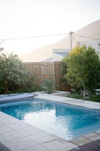 Una piscina en un patio junto a una valla. en Villa Del Mar, en Clareport