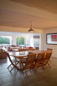 Una sala de estar con una mesa y sillas de madera. en Villa Del Mar, en Clareport