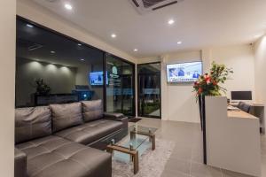 TV a/nebo společenská místnost v ubytování Journey Residence Phuket