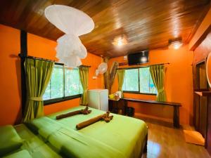 Postel nebo postele na pokoji v ubytování Khao Sok Tree House Resort