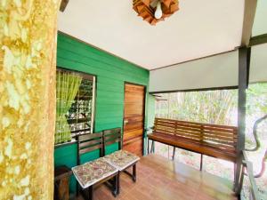 Balkón nebo terasa v ubytování Khao Sok Tree House Resort