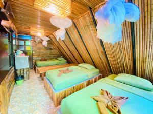 Postel nebo postele na pokoji v ubytování Khao Sok Tree House Resort