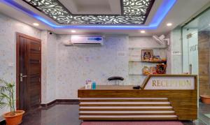 una reception in una camera con soffitto di Itsy By Treebo - NV a Rishikesh