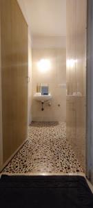 Koupelna v ubytování J-House, spacious apartments with balconies, Thalassa 1min away