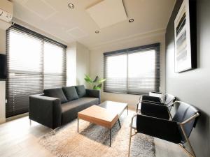 Lestel Maru في سابورو: غرفة معيشة مع أريكة وطاولة