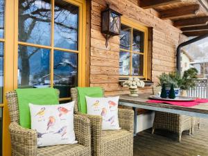 eine Veranda mit Stühlen und einem Tisch mit in der Unterkunft Mountainspirit in Mayrhofen