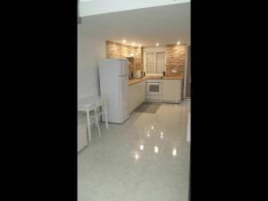 uma cozinha com electrodomésticos brancos e um frigorífico branco em Stunning Loft Apartment Air conditioning, impressive modern conversion em Alicante