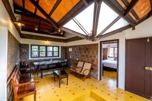 une grande chambre avec une table et des chaises dans l'établissement Cynefin, Pet-friendly 2br by the backwaters by Roamhome, à Murinjupuzha