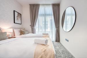 En eller flere senge i et værelse på Charismatic 3BR Townhouse at DAMAC Hills 2 Dubailand by Deluxe Holiday Homes