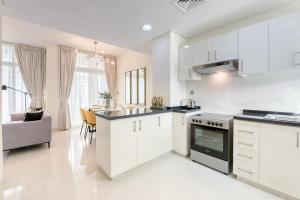 Virtuve vai virtuves zona naktsmītnē Charismatic 3BR Townhouse at DAMAC Hills 2 Dubailand by Deluxe Holiday Homes