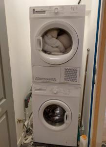 um bebé a dormir numa máquina de lavar roupa em Villa Jean Julien - Le Guéry - Appartement T2bis - 2 chambres - 4 personnes em Le Mont-Dore