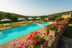 The swimming pool at or close to Piccolo Borgo Gagnoni