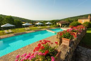 The swimming pool at or close to Piccolo Borgo Gagnoni