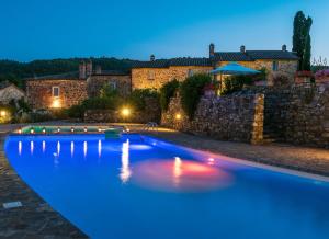 The swimming pool at or close to Piccolo Borgo Gagnoni