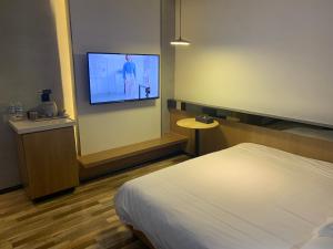 TV a/nebo společenská místnost v ubytování 银座佳驿精致酒店（济阳汽车总站店）
