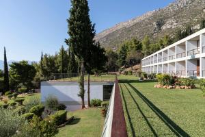 a view of the courtyard of a building at Amalia Hotel Delphi in Delfoi