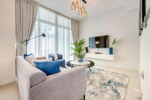 un soggiorno con divano e TV di Spell-binding 3BR Townhouse at DAMAC Hills 2 Dubailand by Deluxe Holiday Homes a Dubai