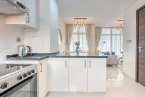 Køkken eller tekøkken på Spell-binding 3BR Townhouse at DAMAC Hills 2 Dubailand by Deluxe Holiday Homes