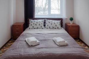 - une chambre avec un grand lit et 2 serviettes dans l'établissement Хостел Perron, à Kharkov