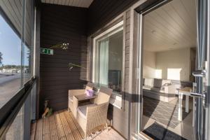 een balkon met 2 stoelen en een tafel op een huis bij Tahkokorva Studios by Hiekka Booking in Kalajoki