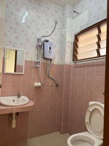 a bathroom with a toilet and a sink at Jarzmin Double Story Homestay @ Royal Lily in Tanah Rata