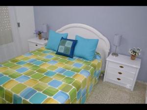 Posteľ alebo postele v izbe v ubytovaní Deluxe 3 bedroom Apartment, Balcony, 15 minutes walk to city and beach sys2